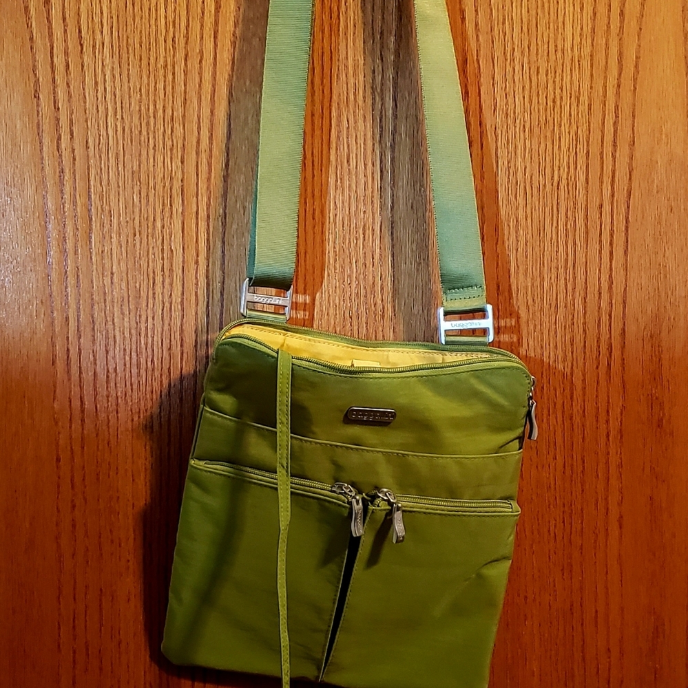 Baggallini  Horizon Crossbody w/Wristlet